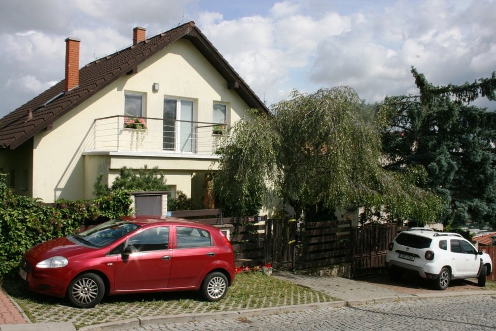 V Radotíně před domem Blanky Ž., kterou zavraždil její manžel, vzniklo improvizované pietní místo.
