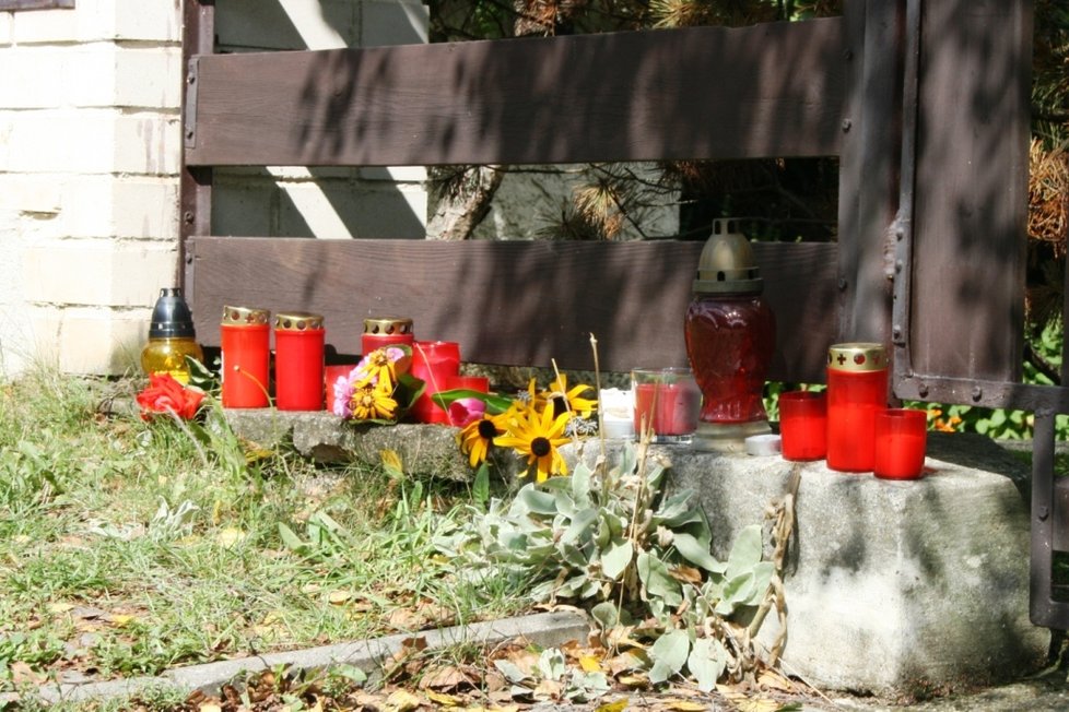 V Radotíně před domem Blanky Ž., kterou zavraždil její manžel, vzniklo improvizované pietní místo.