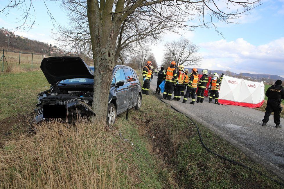 Dopravní nehodu mezi Radotínem a Černošicemi bohužel nepřežila řidička osobního vozidla. (27. února 2020).