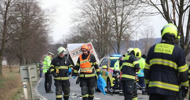 Tragická nehoda na Semilsku: Při čelní srážce aut zemřela žena a bylo zraněno pět dětí!