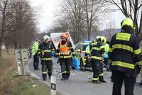 Tragická nehoda na Semilsku: Při čelní srážce aut zemřela žena a bylo zraněno pět dětí!