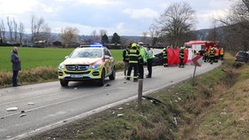 Dopravní nehodu mezi Radotínem a Černošicemi bohužel nepřežila řidička osobního vozidla. (27. února 2020).