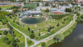 Radotínský biotop a škola v rekordních vedrech (28. 6. 2026).