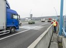 Že má most nad Radotínem problém, poznáte pouze podle avizovaného snížení rychlosti a mamutího ocelového retardéru, který tu zásadním způsobem zpomaluje provoz
