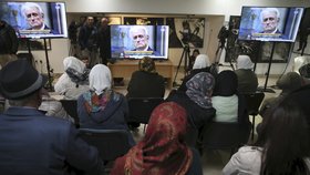 Rodiny obětí srbsko-bosenské války sledují verdikt trestního tribunálu, který poslal vůdce bosenských Srbů Radovana Karadžiće na doživotí do vězení (20.3. 2019)