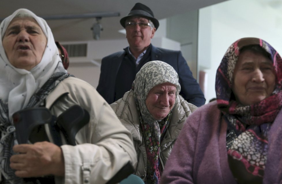 Rodiny obětí srbsko-bosenské války sledují verdikt trestního tribunálu, který poslal vůdce bosenských Srbů Radovana Karadžiče na doživotí do vězení (20.3. 2019)