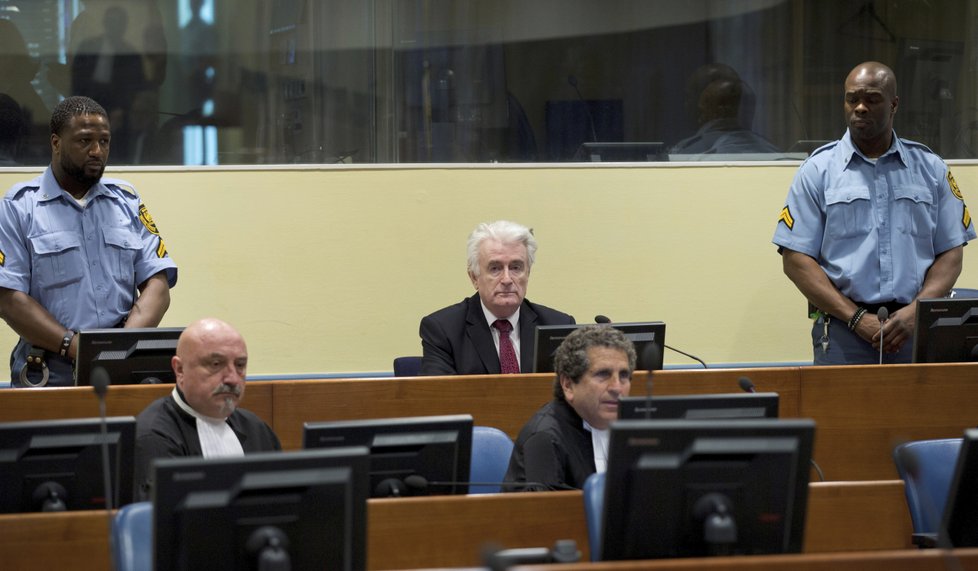 Vůdce bosenských Srbů Radovan Karadžić u soudu OSN v Haagu. Za genocidu dostal doživotí za mřížemi (20.3. 2019)