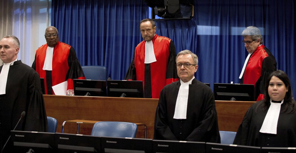 Soud OSN v Haagu udělil Radovanu Karadžičovi doživotí za genocidu a zločiny proti lidskosti (20. 3. 2019).