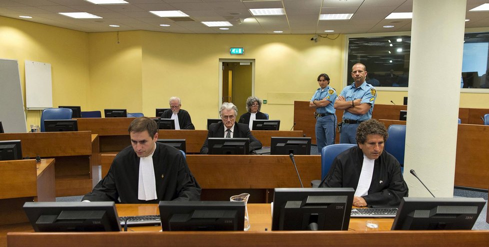 Radovan Karadžič před soudem: Genocidu mu nedokázali