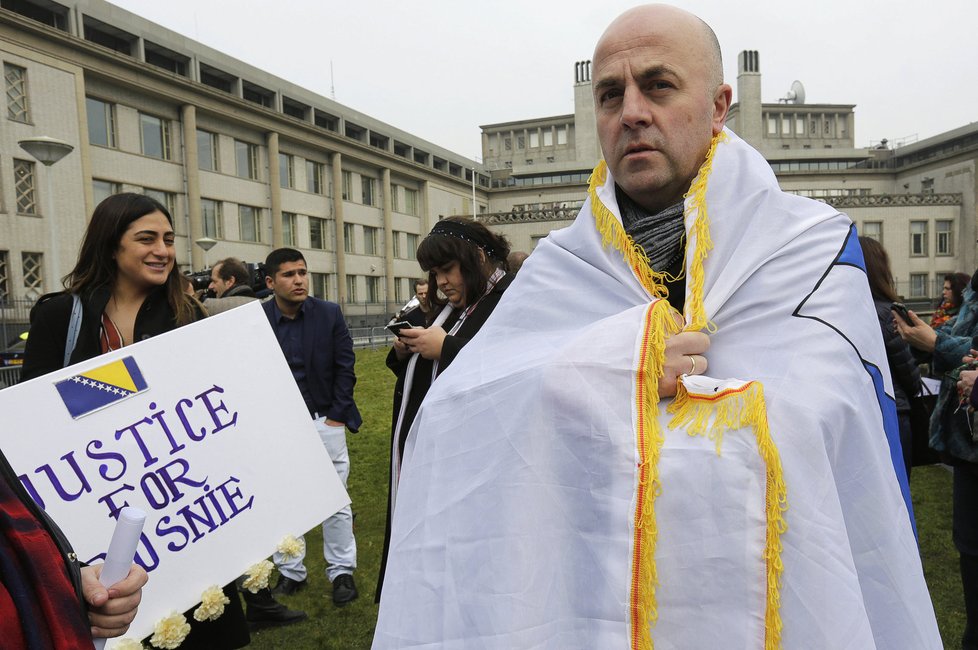 Radovan Karadžič před soudem: Genocidu mu nedokázali