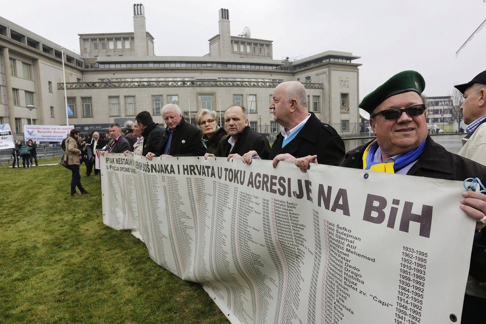 Radovan Karadžič před soudem: Genocidu mu nedokázali