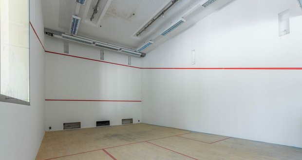 Opulentní Krejčířova vila v sobě skýtá unikátní rozmerné prostory. Třeba kurt na squash.