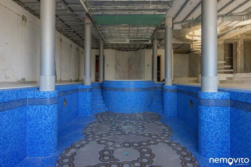 Opulentní Krejčířova vila v sobě skýtá unikátní rozmerné prostory. Třeba wellness zázemí s prostorným bazénem nebo s prostorným akváriem, v němž původně Krejčíř choval žraloka.