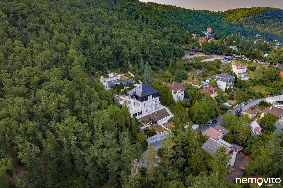 Krejčířova vila je situovaná v klidné lokalitě s perfektním výhledem do okolí.