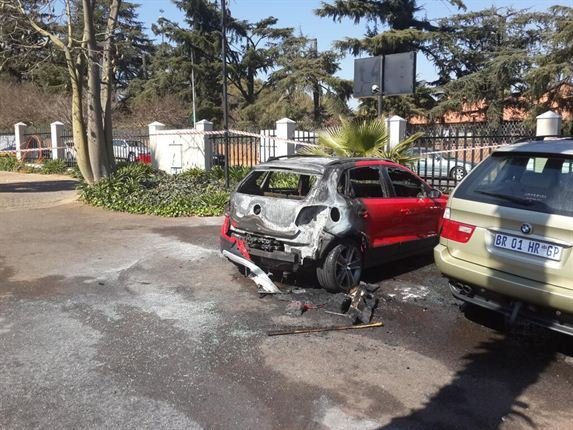 Po přestřelce začalo jedno auto hořet