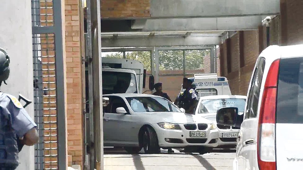 Bílé BMW odváží Krejčíře od soudu k nemocnici.