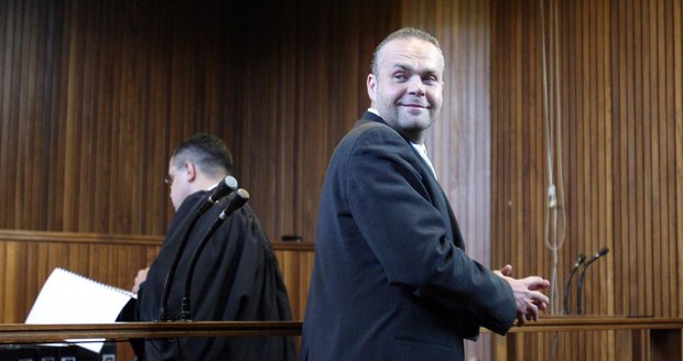Radovan Krejčíř dostal od českého soudu celkem 11 let vězení, v současné době se však pohybuje v Jihoafrické republice, kde měl také problémy se zákonem