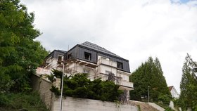 Dělníci vrací někdejší Krejčířově vile její původní okázalou podobu. Vila už má novou střechu, která v roce 2019 byla zdevastovaná požárem. (30. květen 2022)