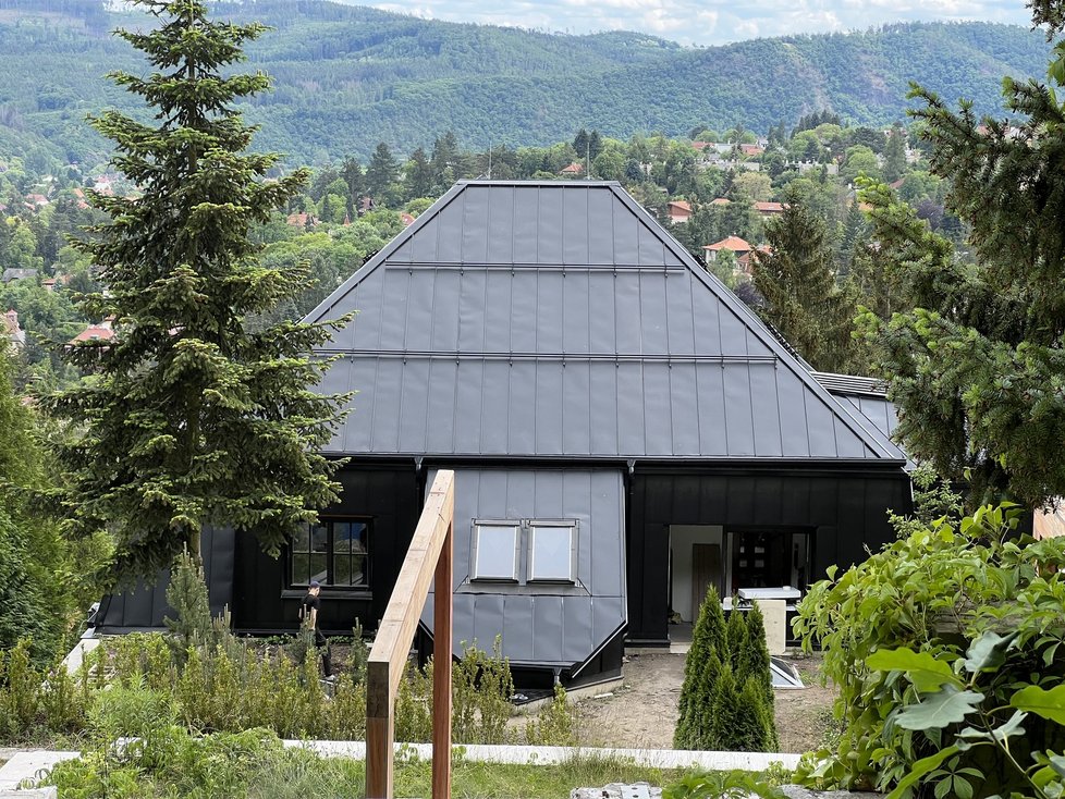 Dělníci vrací někdejší Krejčířově vile její původní okázalou podobu. Vila už má novou střechu, která v roce 2019 byla zdevastovaná požárem. (30. květen 2022)