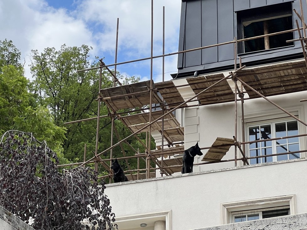 Dělníci vrací někdejší Krejčířově vile její původní okázalou podobu. Vila už má novou střechu, která v roce 2019 byla zdevastovaná požárem. (30. květen 2022)