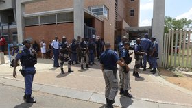 Výjezd z budovy soudu střežily desítky policistů.