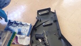 U Krejčíře v cele policisté našli loni pistoli.