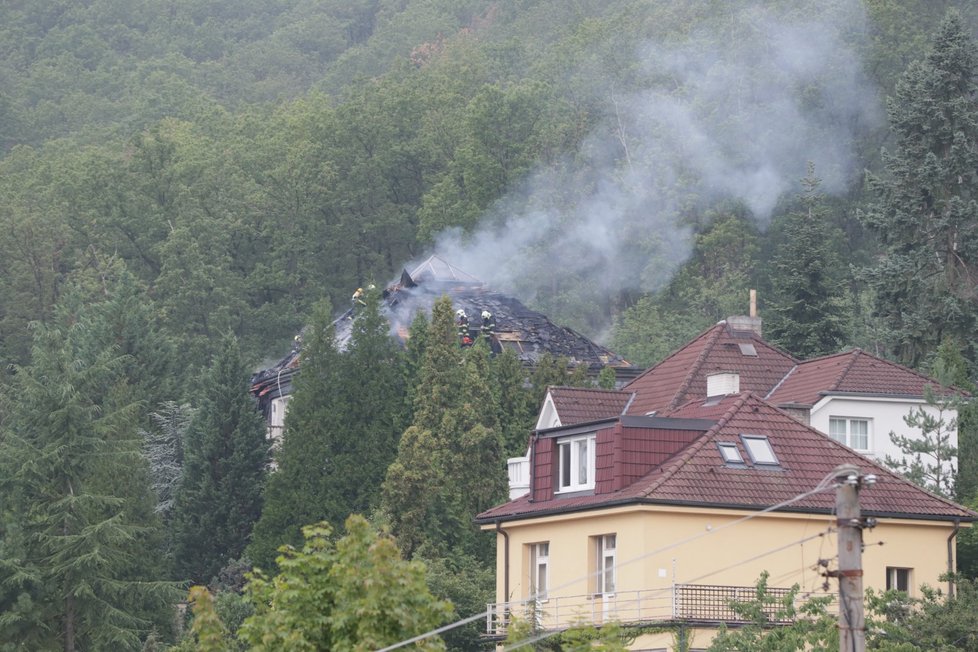 Vilu Radovana Krejčíře v Černošicích zachvátil v noci na 20. srpna 2019 obří požár.