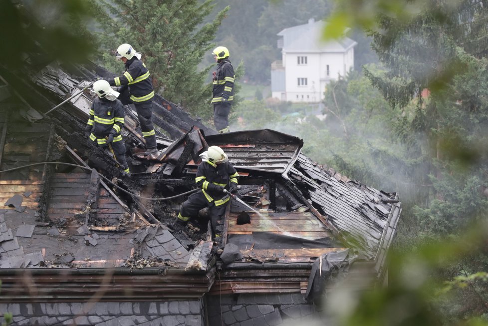 Vilu Radovana Krejčíře v Černošicích zachvátil v noci na 20. srpna 2019 obří požár.