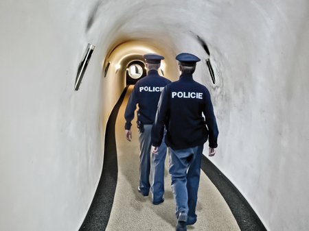 Policisté poté, co vylomili vstupní dveře, vstoupili do vily vchodovým tunelem.