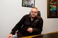 Bratra dealera drog poléval vroucí vodou, pak ho chtěl zabít. Krejčíře v JAR odsoudili za pokus o vraždu