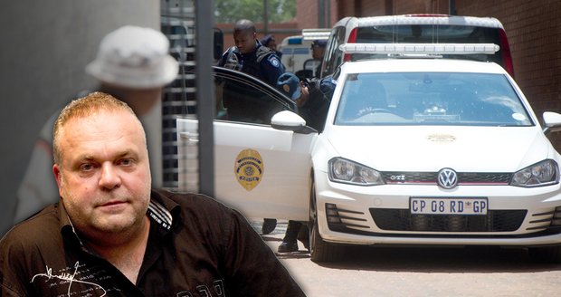 Krejčíř měl při převozu k soudu v Johannesburgu nehodu