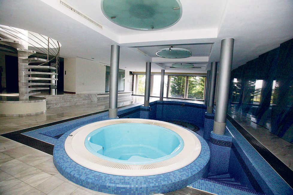 Černošická vila: Vnitřní bazén s vířivkou