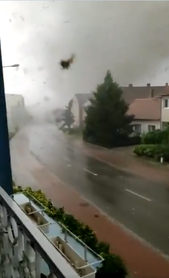 Radovan O. z obce Lužice zachytil příchod tornáda z nebezpečné blízkosti.