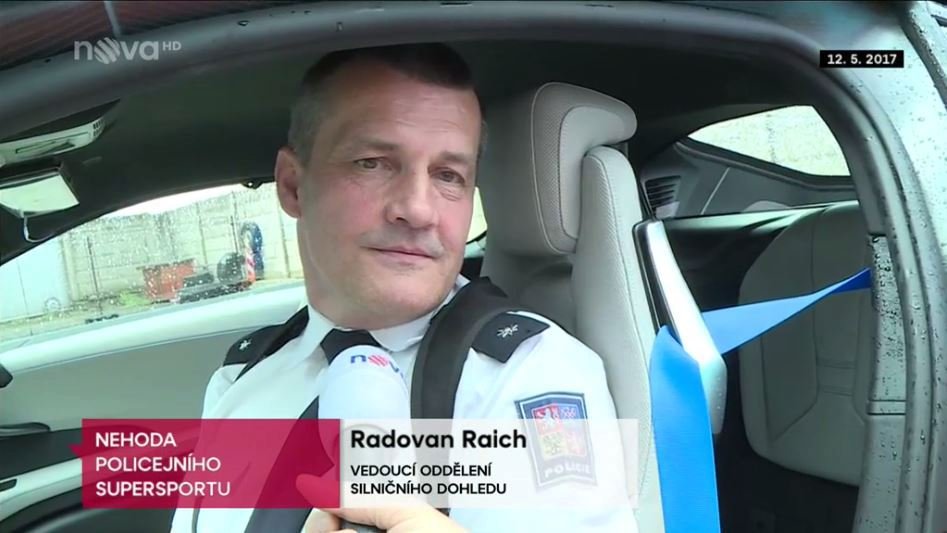 Podle televize Nova seděl za volantem BMW policista Radovan Raich.