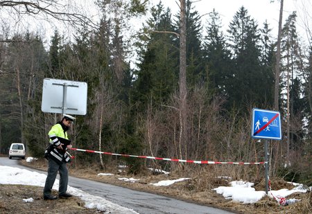 Policie na místě činu v Radvanicích. Matka Marie F. tam v lese pohodila tělíčko miminka.