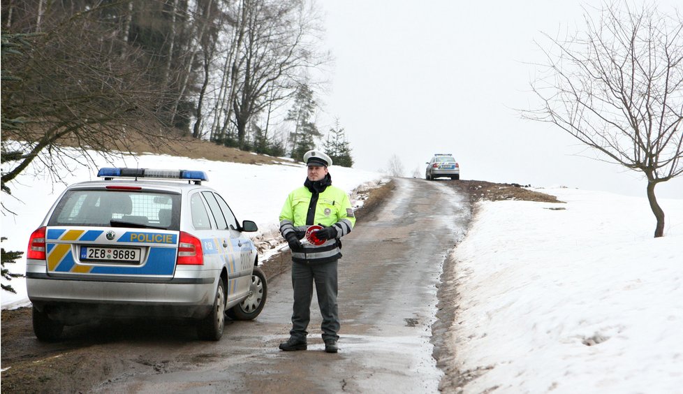 Policie na místě činu v Radvanicích. Matka Marie F. tam v lese pohodila tělíčko miminka.