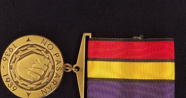 Sběratel španělských řádů a medailí věnoval unikátní sbírku muzeu: Bál jsem se zlodějů, mé kolegy okradli