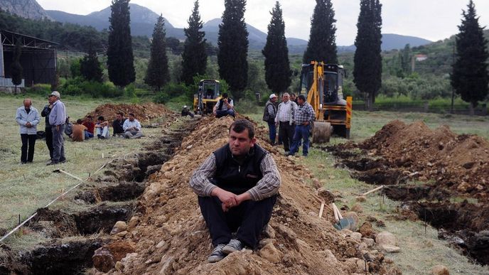 řady hrobů připravené pro oběti důlního neštěstí v Turecku
