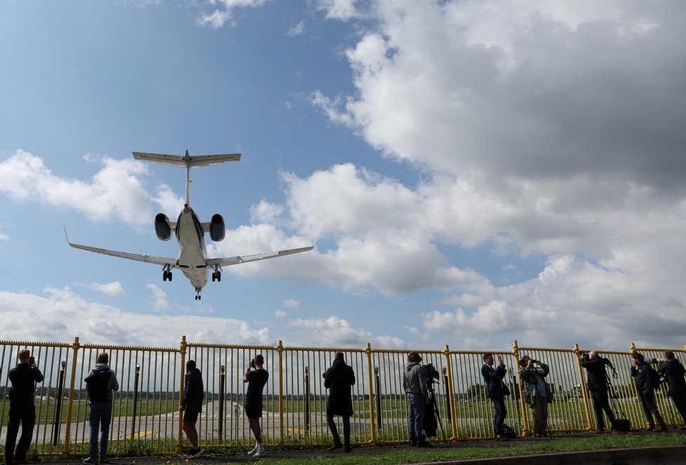 Leatdlo s králem a královnou dorazilo na letiště RAF Northolt nedaleko Londýna.