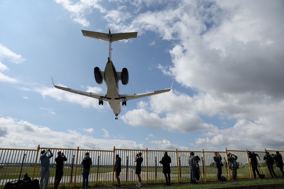 Leatdlo s králem a královnou dorazilo na letiště RAF Northolt nedaleko Londýna.