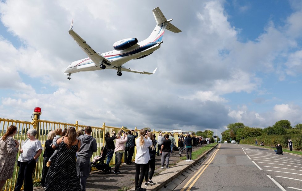 Leatdlo s králem a královnou dorazilo na letiště RAF Northolt nedaleko Londýna.