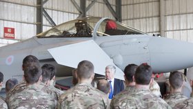 „O uplynulé noci se královské letectvo (RAF) projevilo v plné síle,“ uvedl britský ministr obrany Michael Fallon.