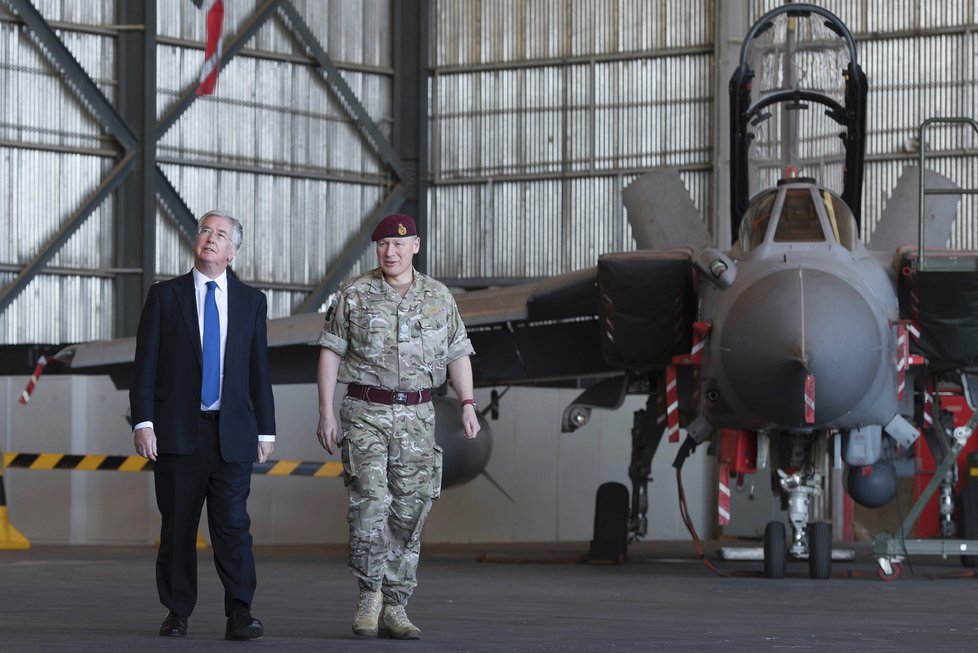 &#34;O uplynulé noci se královské letectvo (RAF) projevilo v plné síle,&#34; uvedl britský ministr obrany Michael Fallon.