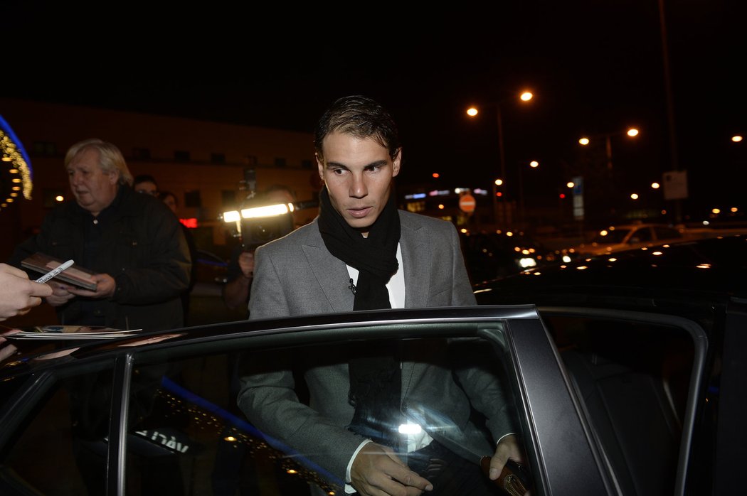 Nadal nasedl do přistaveného auta a odjel na hotel.