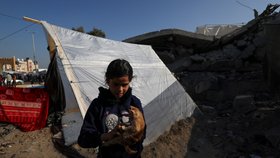 Rafah: Vnitřní uprchlíci se severnějších oblastí Pásma Gazy (31. 12. 2023).