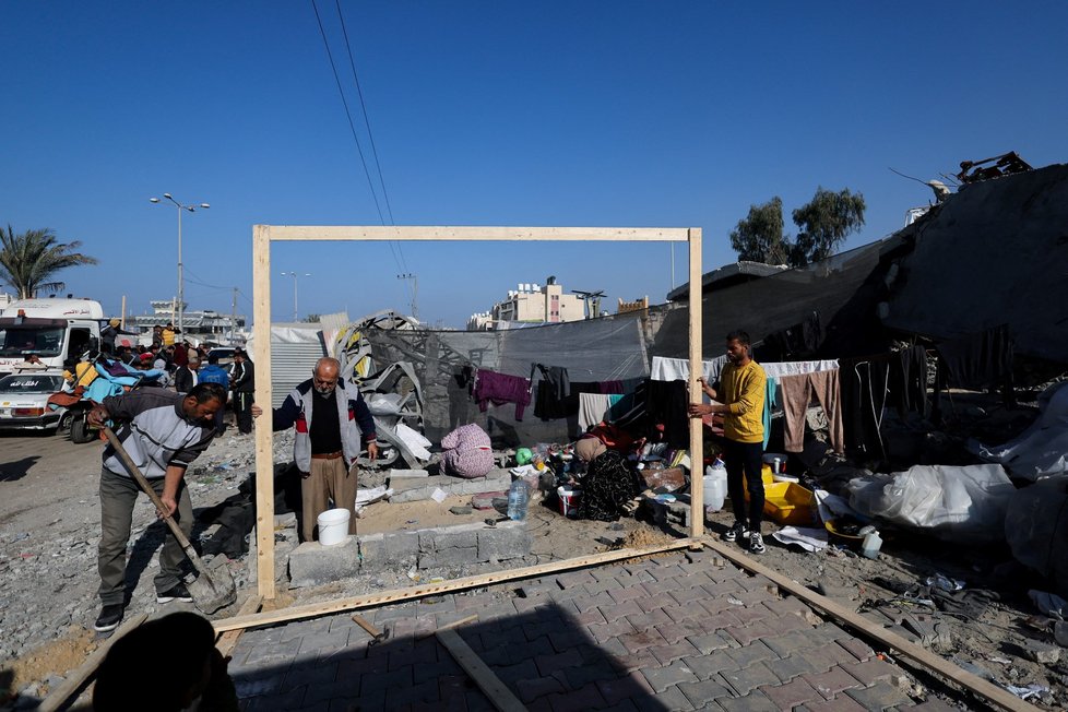 Rafah: Vnitřní uprchlíci ze severnějších oblastí Pásma Gazy (31. 12. 2023).