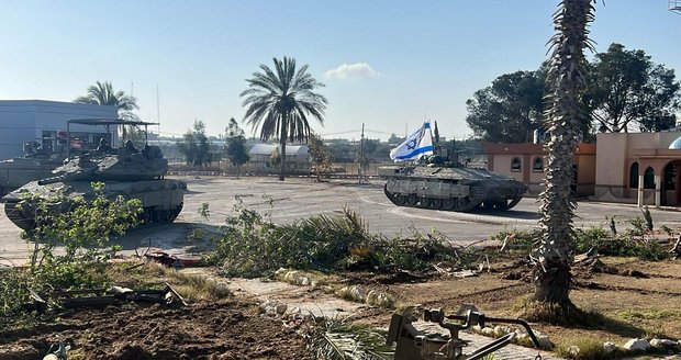 Izraelci s tanky obsadili hraniční přechod Rafáh. Při náletech zemřeli další Palestinci