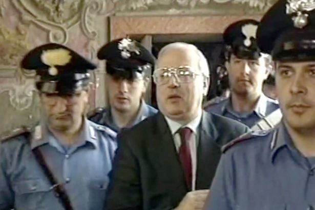 Mafiánský boss Camorry Raffaele Cutolo (†79), když ho přiváděli k soudu.