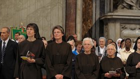 Jeptiška Raffaella Petriniová (vlevo) bude dohlížet nad vnitřními záležitostmi Vatikánu.