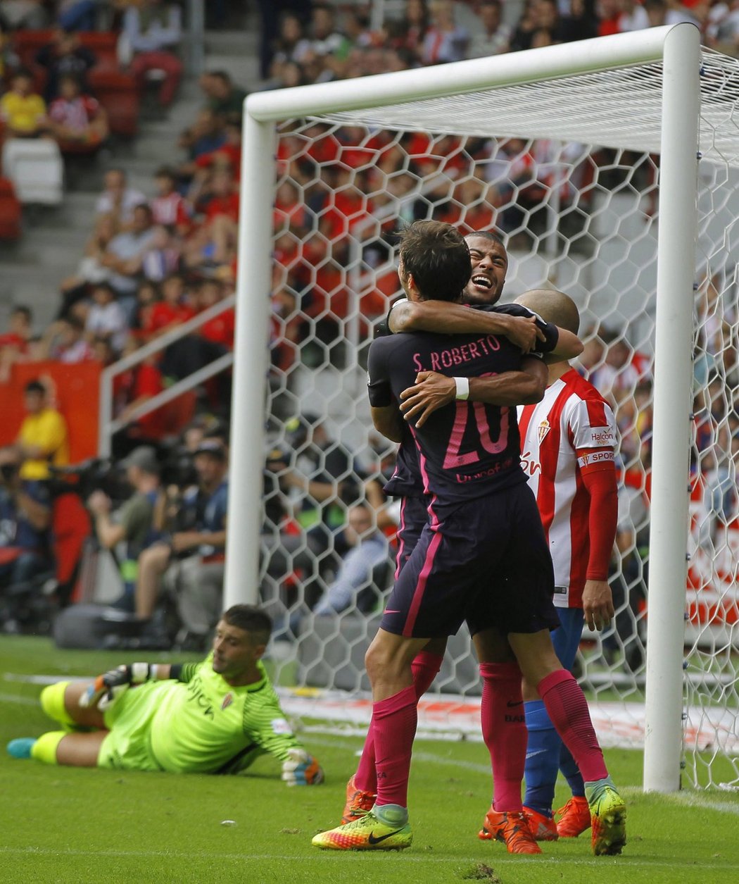 Záložník Barcelony Rafinha dal v Gijónu gól po centru Sergiho Roberta